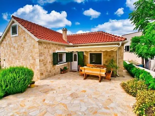 بيت للعطل House Calendula Ražanac