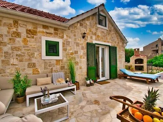 House Calendula بيت للعطل Ražanac